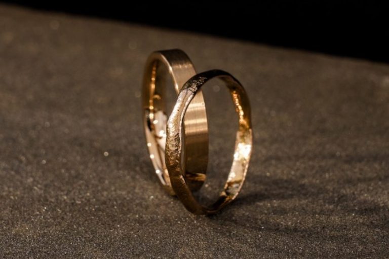 fließender Damenring in Harmonie mit dem klaren Design des Herrenrings
