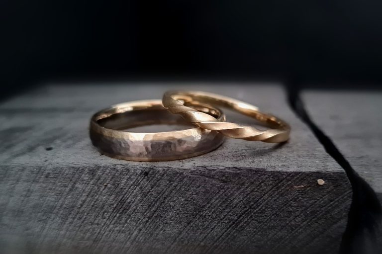 Palladium und Gelbgold - Hammerschlagstruktur und Kordel Palladium und Gelbgold - Hammerschlagstruktur und Kordel