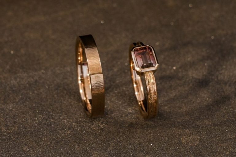strukturierte Ringe, der Damenring ist mit einem zart rosafarbenen Turmalin besetzt strukturierte Ringe, der Damenring ist mit einem zart rosafarbenen Turmalin besetzt