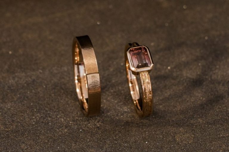 Eheringe aus Roségold - mit Strukturoberfläche und Turmalin im Samargdschliff Eheringe aus Roségold - mit Strukturoberfläche und Turmalin im Samargdschliff