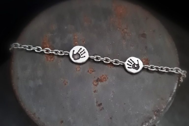 mit Handabdrücken verziertes Silberarmband