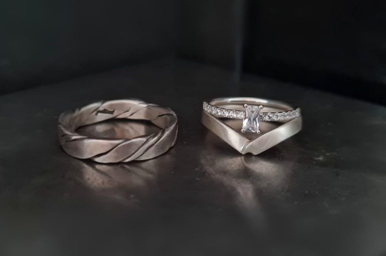 gedrehte Eheringe mit diamantbesetztem Verlobungsring