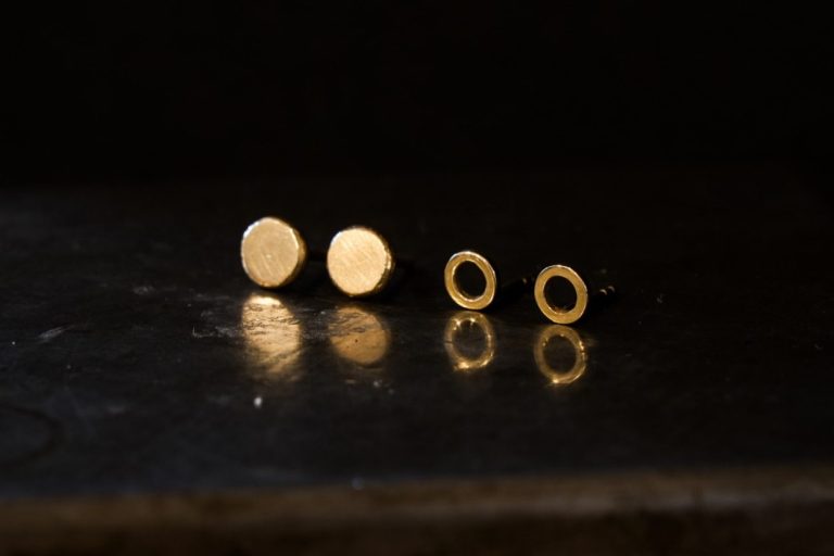schroff geschmiedeter Ring neben zartem Möbius-Ring, besetzt mit kleinen Brillanten