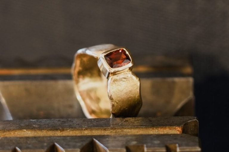 organisch geschmolzener Roségoldring, besetzt mit einem tiefrotem Turmalin im Antikschliff organisch geschmolzener Roségoldring, besetzt mit einem tiefrotem Turmalin im Antikschliff