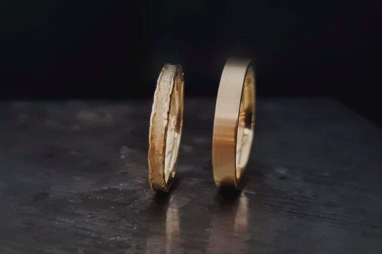 Eheringe aus sanftem Gelbgold - die organische Silhouette des Damenrings betont den handwerklichen Charakter 