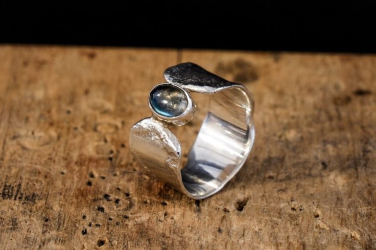 Goldring im rustikalen Design mit angeschmolzenen Rändern