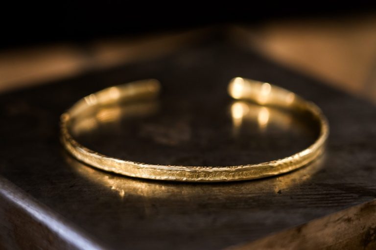 filigran geschmiedeter Goldarmreif 