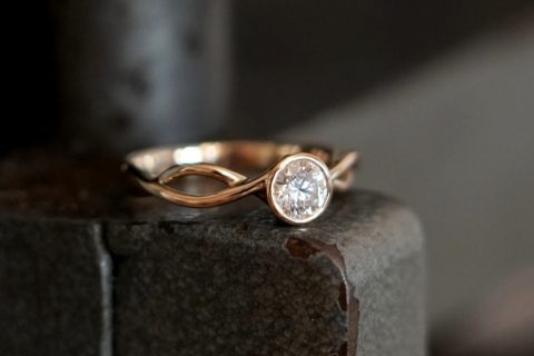geschwungener Roségoldring mit strahlendem Brillanten geschwungener Roségoldring mit strahlendem Brillanten