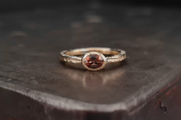 rustikaler Goldring, verziert mit einem atemberaubenden Andalusit