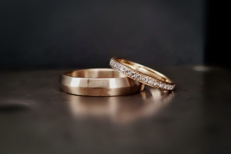 Eheringe aus Gelbgold - Brillanten zieren den Damenring Eheringe aus Gelbgold - Brillanten zieren den Damenring