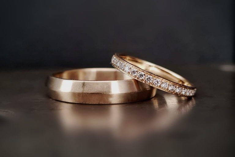 Eheringe aus Gelbgold - Brillanten zieren den Damenring Eheringe aus Gelbgold - Brillanten zieren den Damenring