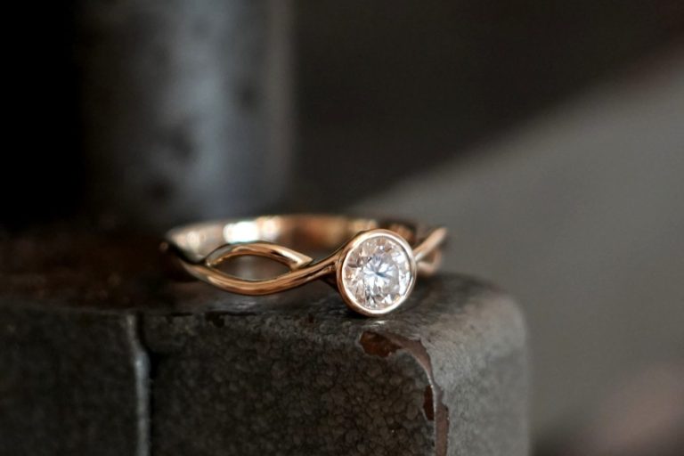 geschwungener Roségoldring mit Brillant geschwungener Roségoldring mit Brillant
