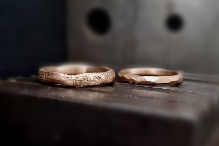 Roségold-Trauringe - ein Ring  grafisch, der andere organisch gestaltet