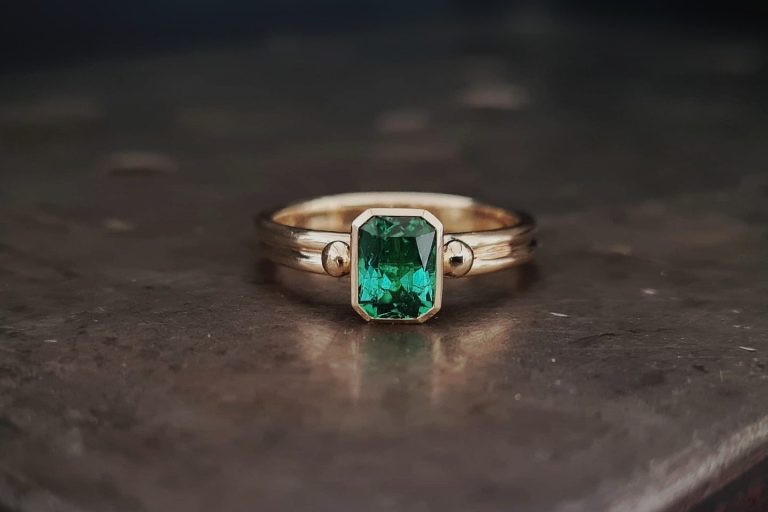 Goldring mit einem grünen Turmalin im Smaragdschliff