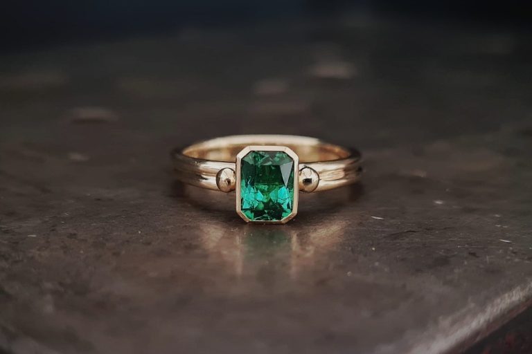 Goldring mit einem ausdrucksstarken Turmalin im Samargdschliff