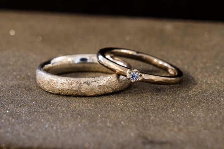 Silberring mit strukturierter Oberfläche kombiniert mit einem Weißgoldring den ein hellblauer Saphir ziert Silberring mit strukturierter Oberfläche kombiniert mit einem Weißgoldring den ein hellblauer Saphir ziert