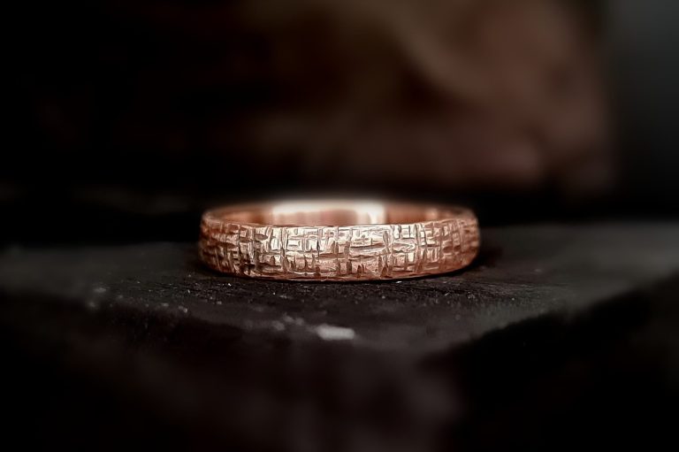 Ring aus Rotgold mit rustikaler Schmiedestruktur