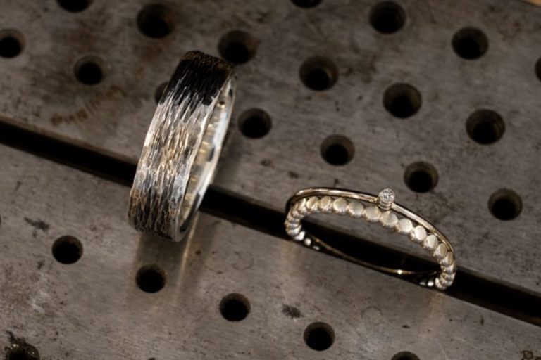 kraftvoller Herrenring im Kontrast zum Damenring aus aneinandergereihten Ronden und hauchzartem Vorsteckring