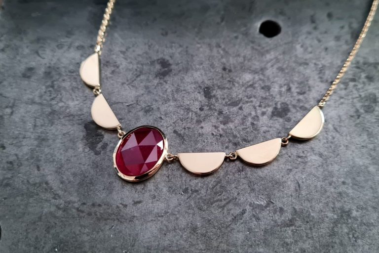 Goldenes Collier mit einem Rubin