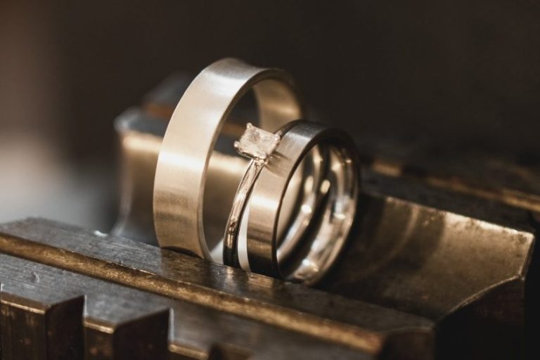 konkaver Silberring, ergänzt durch dunkles Palladium und einem leuchtenden Manufaktur-Diamanten im Baguetteschliff konkaver Silberring, ergänzt durch dunkles Palladium und einem leuchtenden Manufaktur-Diamanten im Baguetteschliff