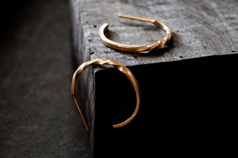 zart gedrehte Creolen aus Gold
