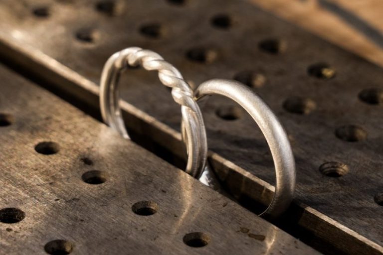 Ringe aus Runddraht - durch das Verschlingen zweier Drähte entsteht ein einzigartiges Design