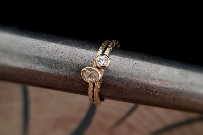 Vorsteckringe besetzt mit weißem und naturgetönten Diamant