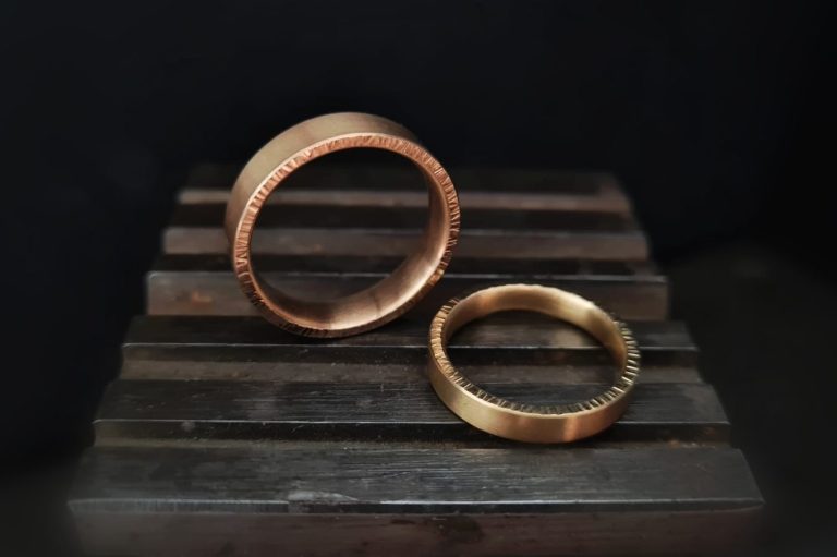 geschmiedete Eheringe in Rosé- und Gelbgold geschmiedete Eheringe in Rosé- und Gelbgold