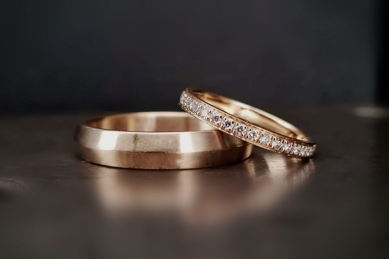 Eheringe aus sattem Gelbgold - Brillanten zieren den Damenring
