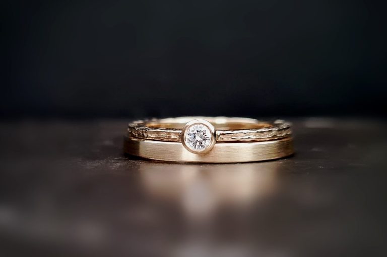 Ehering in Kombination mit einem zarten, geschmiedeten Brillantring Ehering in Kombination mit einem zarten, geschmiedeten Brillantring