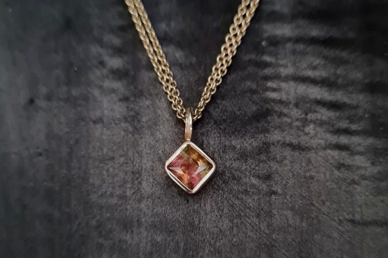 Anhänger mit mehrfarbigem Turmalin und geschmiedeter Öse