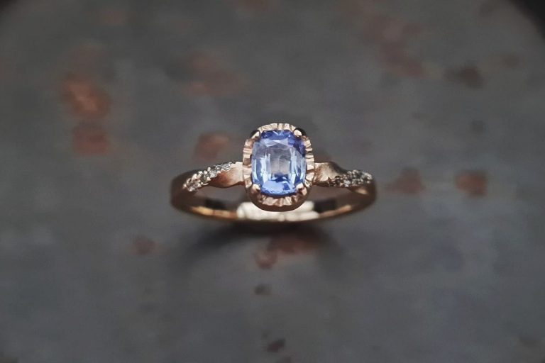 Verlobungsring mit hellblauem Saphir im Antikschliff